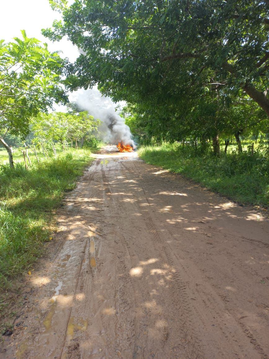 Queman otro vehículo de la empresa Afinia en el departamento de Córdoba. Foto: cortesía 180 grados. 