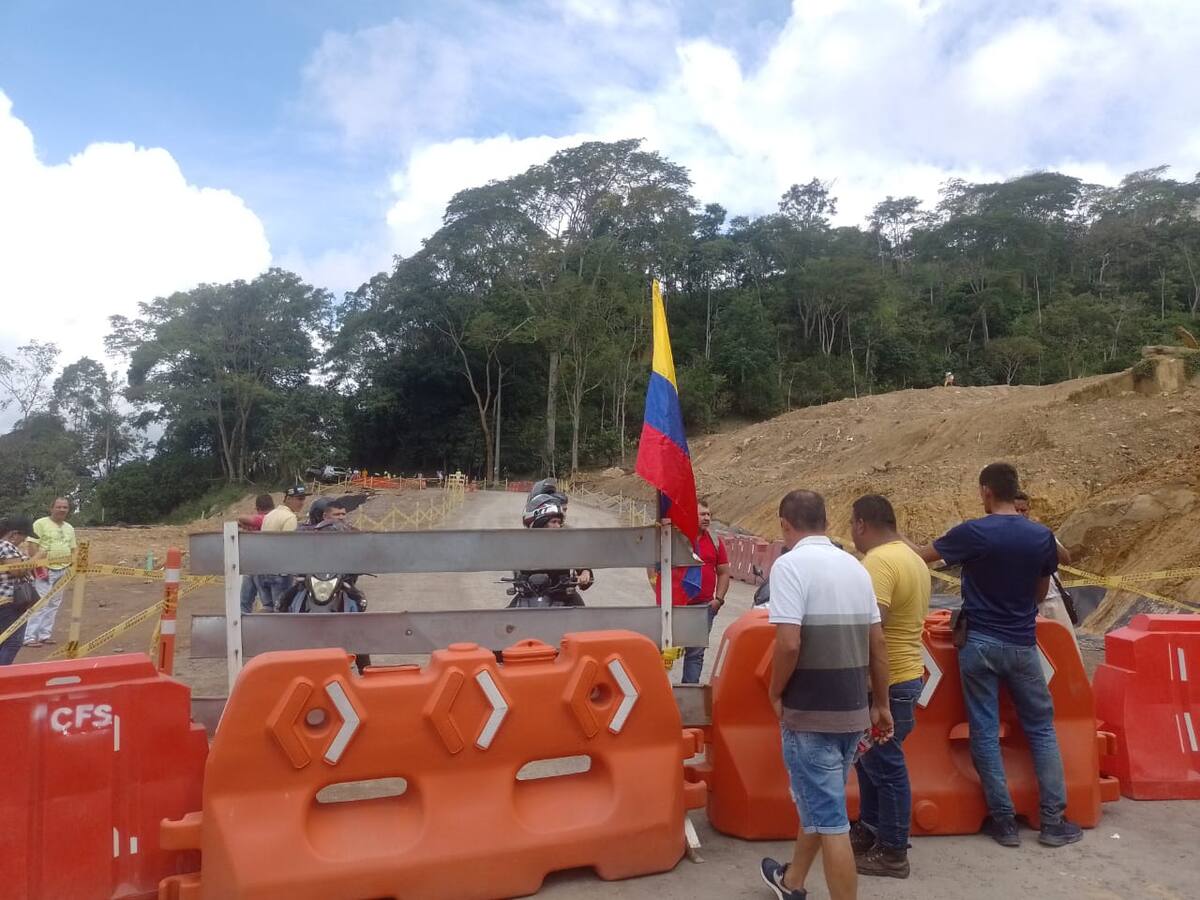 Indefinido: habitantes sobre el cierre de la vía Bucaramanga - Barrancabermeja