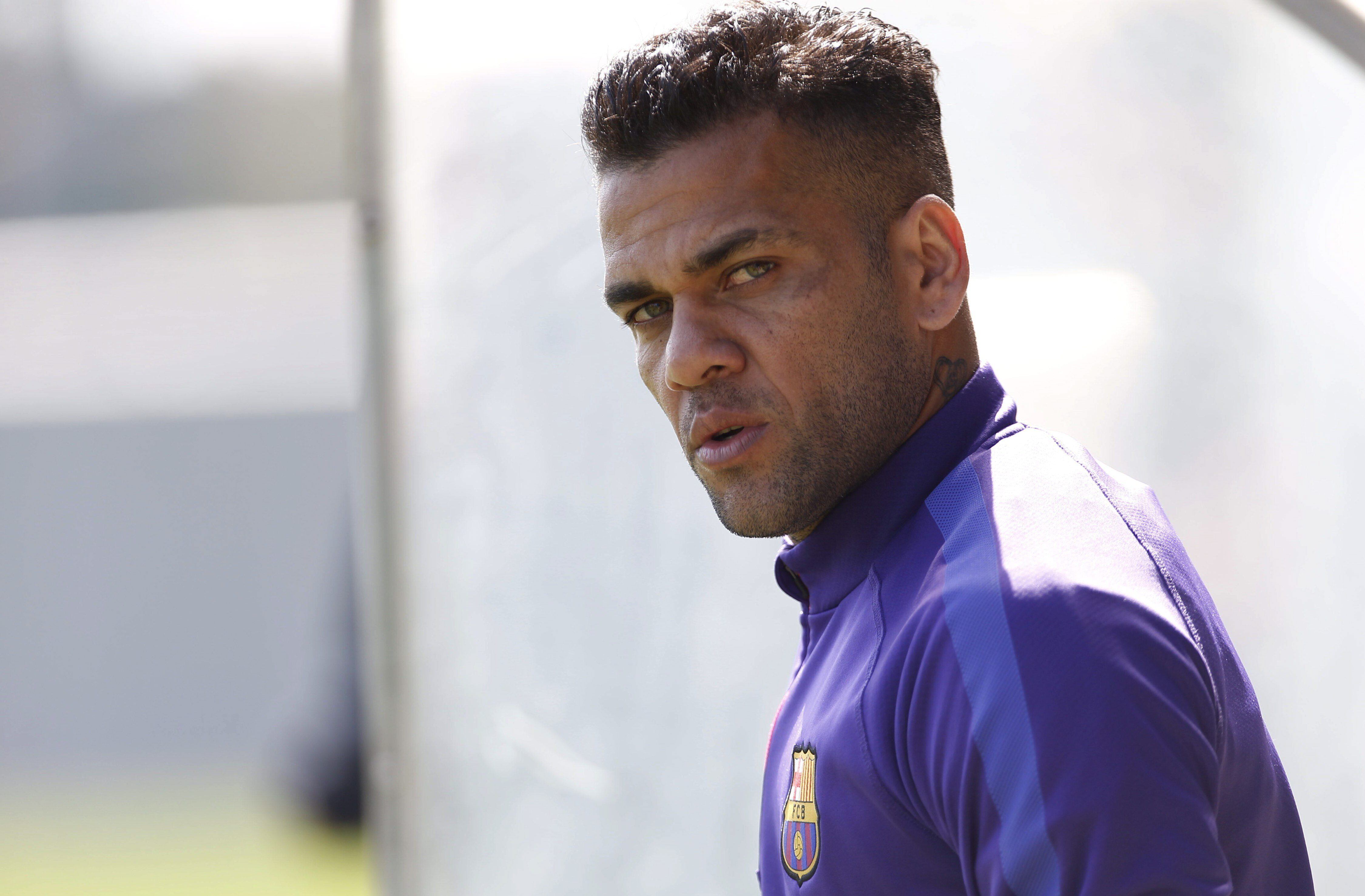 BARCELONA, 22/02/2024.- Fotografía de archivo (10/04/2015), del exjugador brasileño del FC Barcelona Dani Alves, al que la Audiencia de Barcelona ha condenado a 4 años y medio de cárcel por violar a una joven en el baño de un reservado de la discoteca Sutton de Barcelona la noche del 30 diciembre de 2022. EFE/Alejandro García