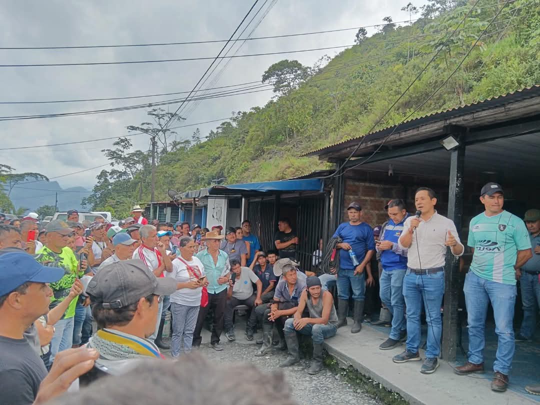 El alcalde de San Pablo de Borbur, Boyacá, Carlos Alberto Castellanos se reunió con los trabajadores informales, la Policía y el Ejército Nacional / Foto: Alcaldía San Pablo de Borbur.
