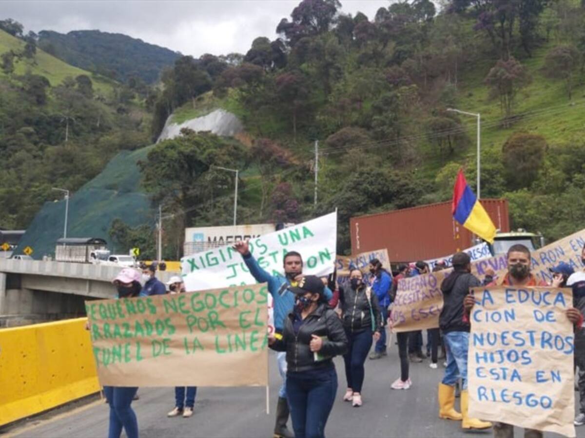 Trabajadores informales protestan en una de las entradas del túnel de La Línea