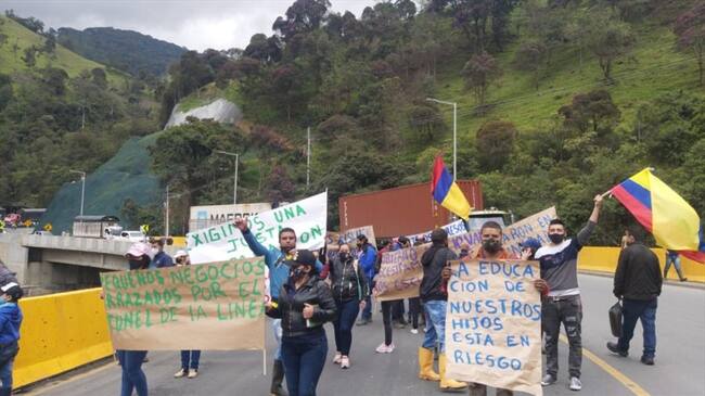 Trabajadores informales protestan en una de las entradas del túnel de La Línea. Foto: Cortesía