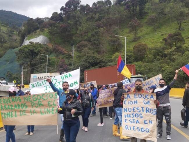 Trabajadores informales protestan en una de las entradas del túnel de La Línea. Foto: Cortesía
