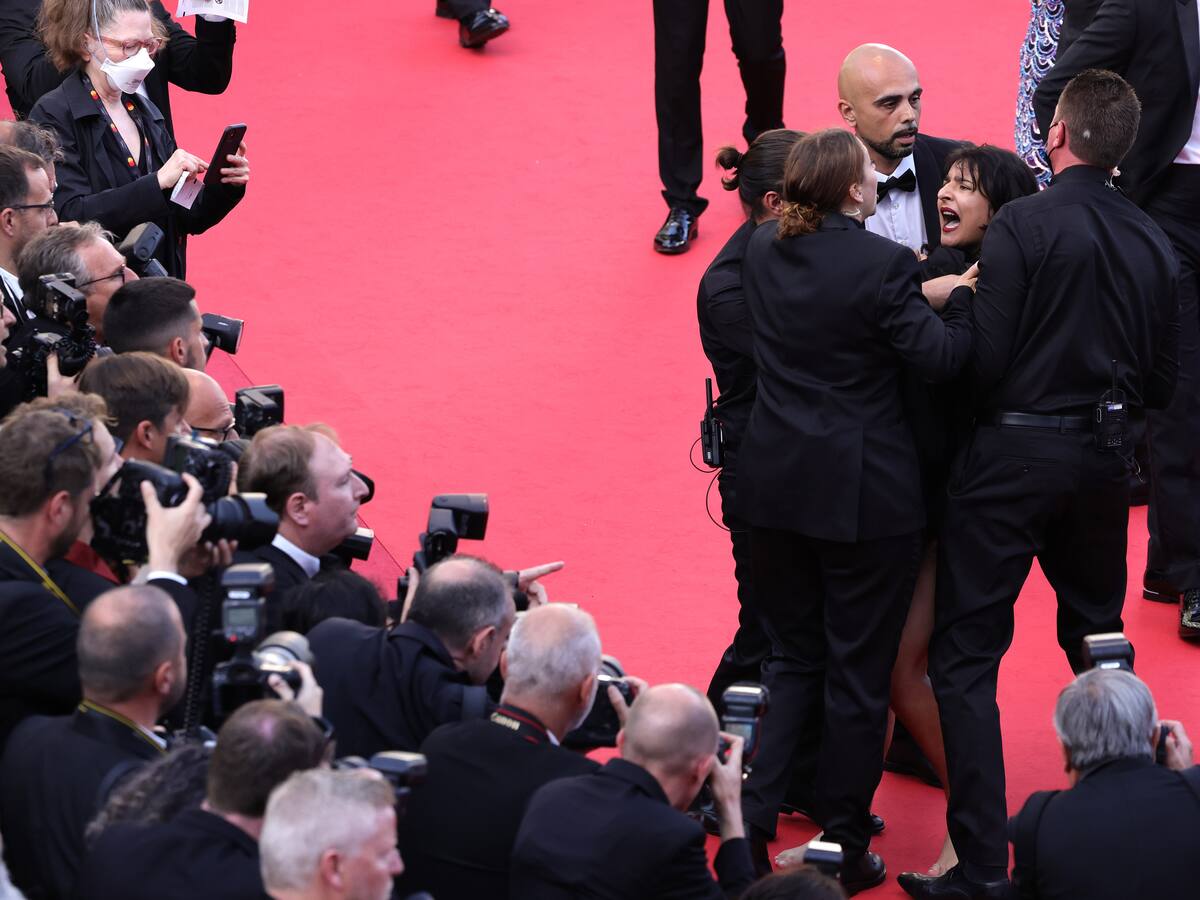 Una mujer desnuda denunció las violaciones rusas en Ucrania en la alfombra roja del Festival de Cannes