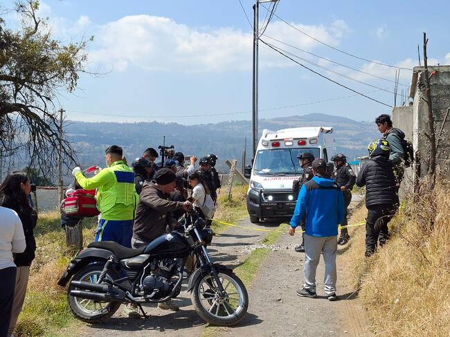 MEX3913. CIUDAD DE MÉXICO (MÉXICO), 24/02/2025.- Integrantes de equipos de rescate y de la policía, acuden a la zona donde se registró un incendio este lunes en Ciudad de México (México). Al menos seis muertos dejó este lunes un incendio en un centro privado de rehabilitación de adicciones en San Miguel Topilejo, en el sur de Ciudad de México, además de varios heridos, según informaron las autoridades.. EFE/ Mario Guzmán