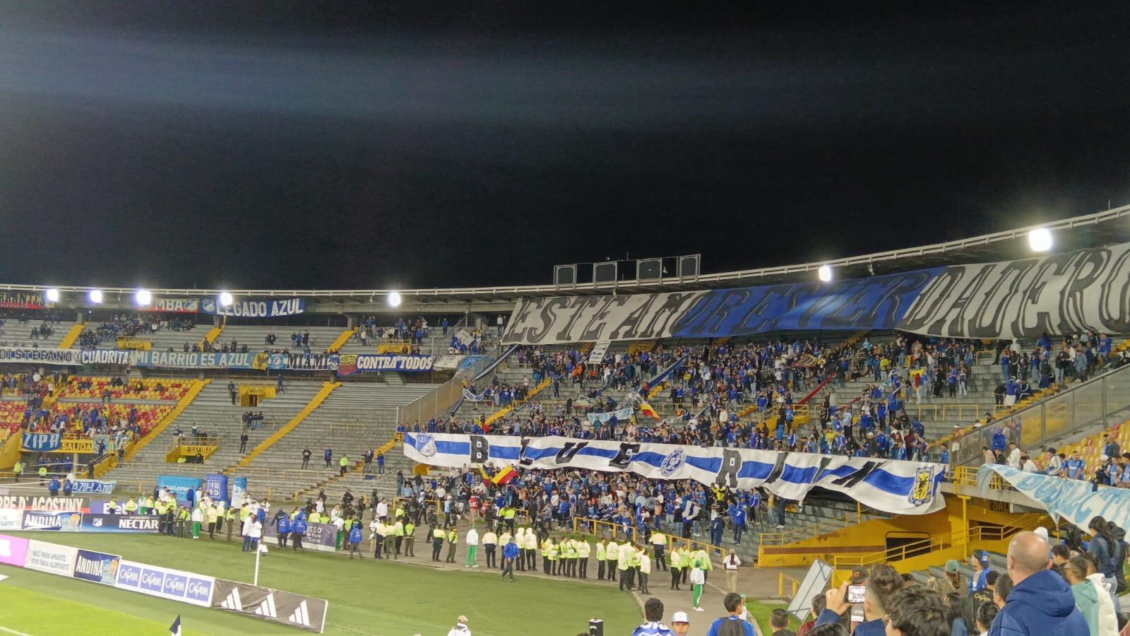 Desmanes de hinchas de Millonarios en el estadio El Campín. Foto: W Radio