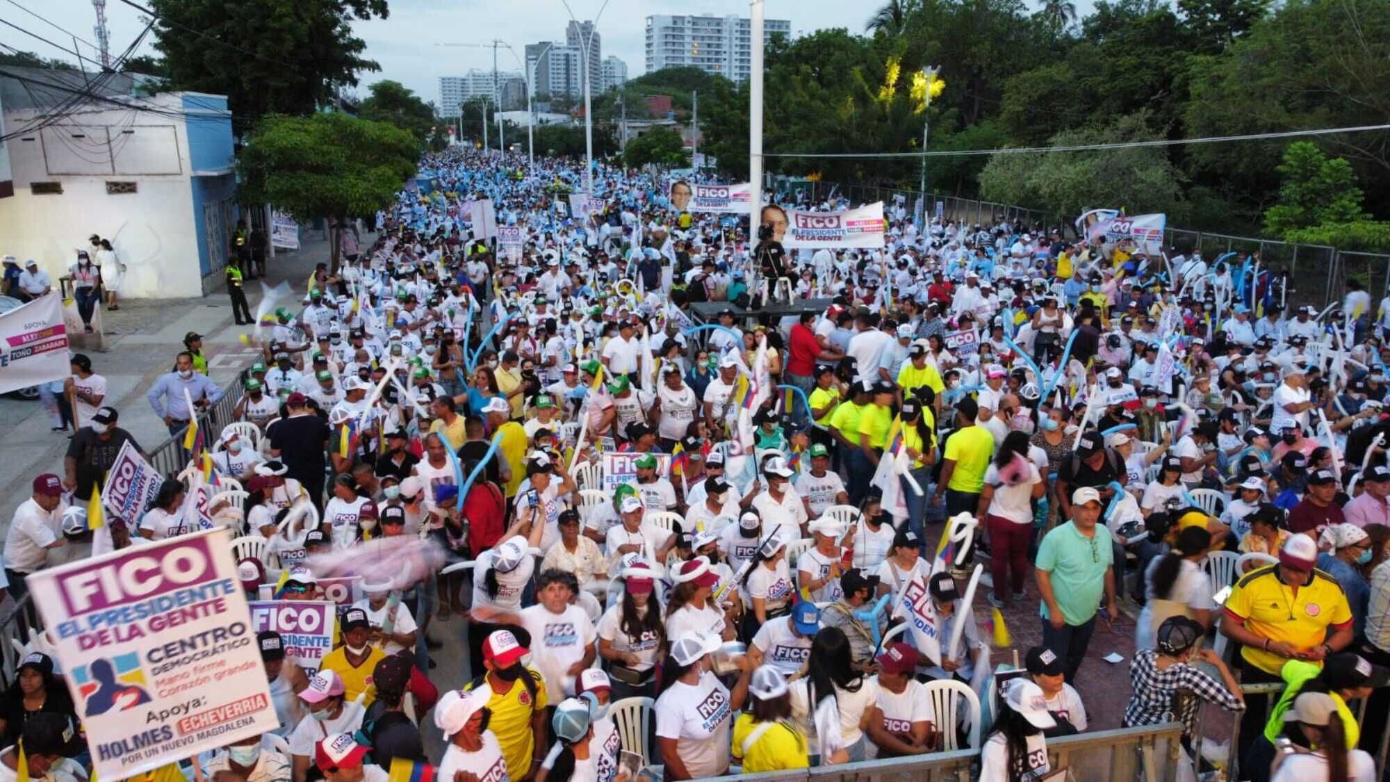 Desde tempranas horas miles de samarios esperaban al candidato presidencial Federico Gutiérrez. Foto: Cortesía Flavio Charris.