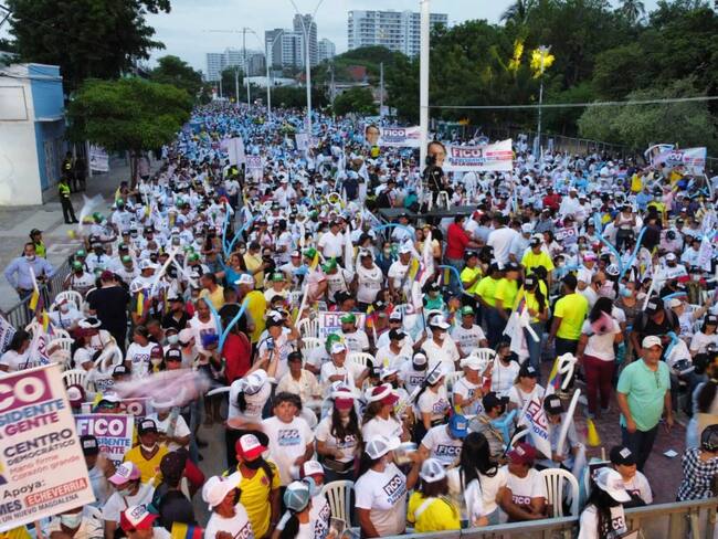 Desde tempranas horas miles de samarios esperaban al candidato presidencial Federico Gutiérrez. Foto: Cortesía Flavio Charris.