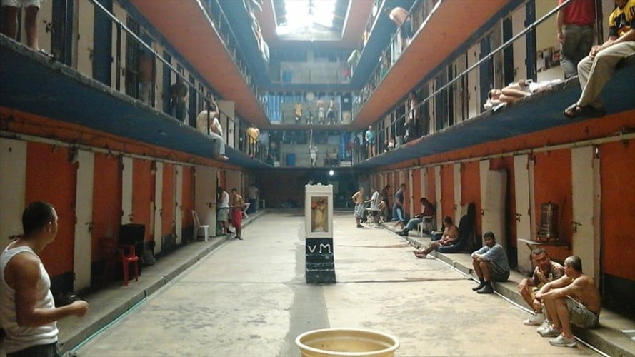 Servidores de la Policía Nacional adscritos al Gaula Tolima y miembros del Inpec registraron un total de 219 internos de la cárcel de Picaleña. Foto: Colprensa