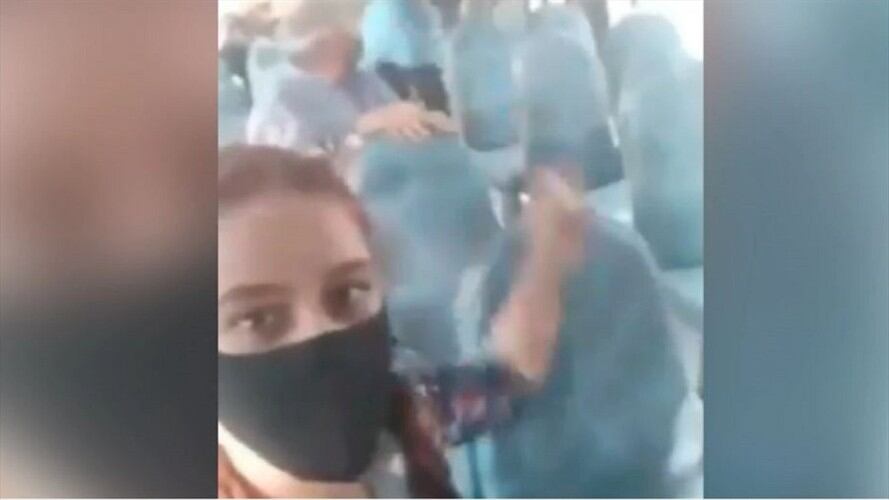Habla joven que transmitió en vivo la agresión de dos hombres que amenazaron con apuñalarla . Foto: Captura video