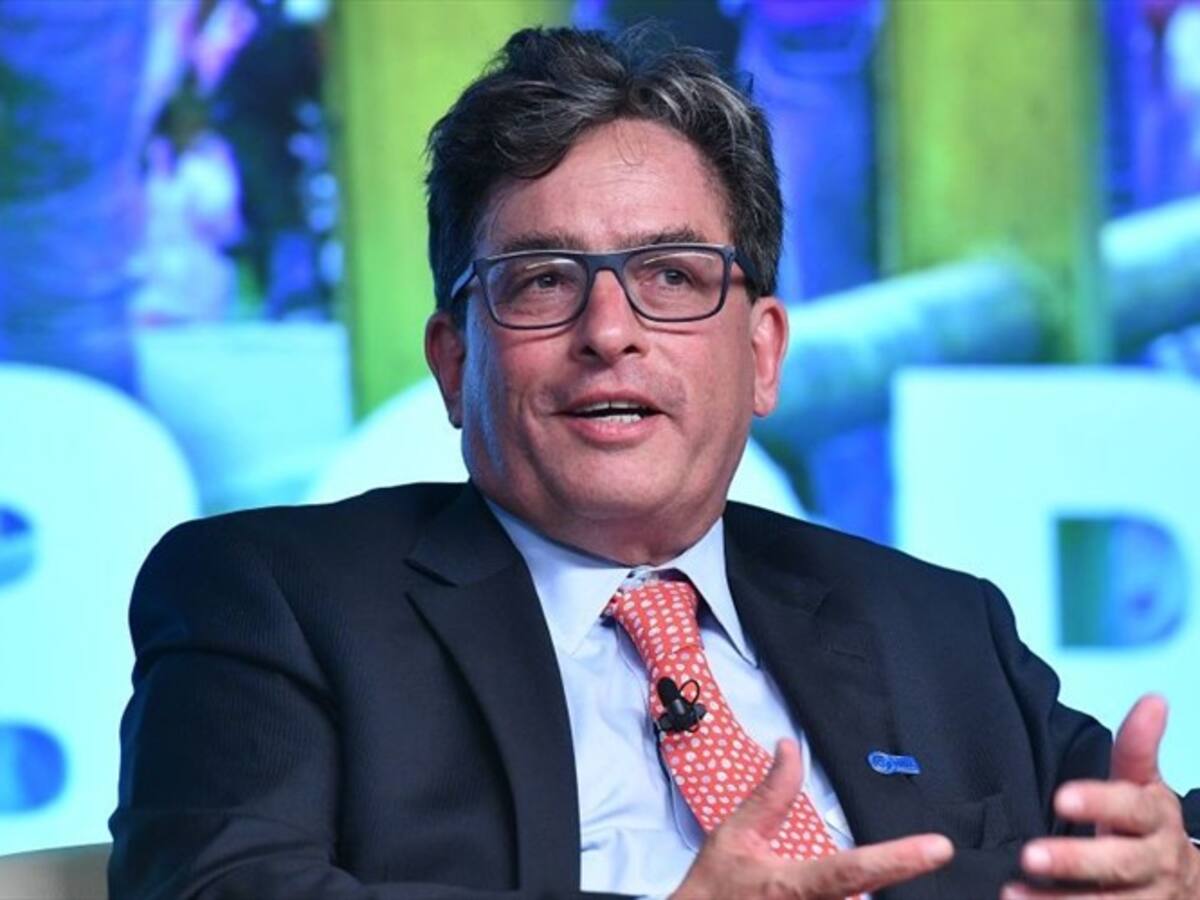 Con huevo gigante ciudadanos protestaron en contra Carrasquilla por la reforma tributaria