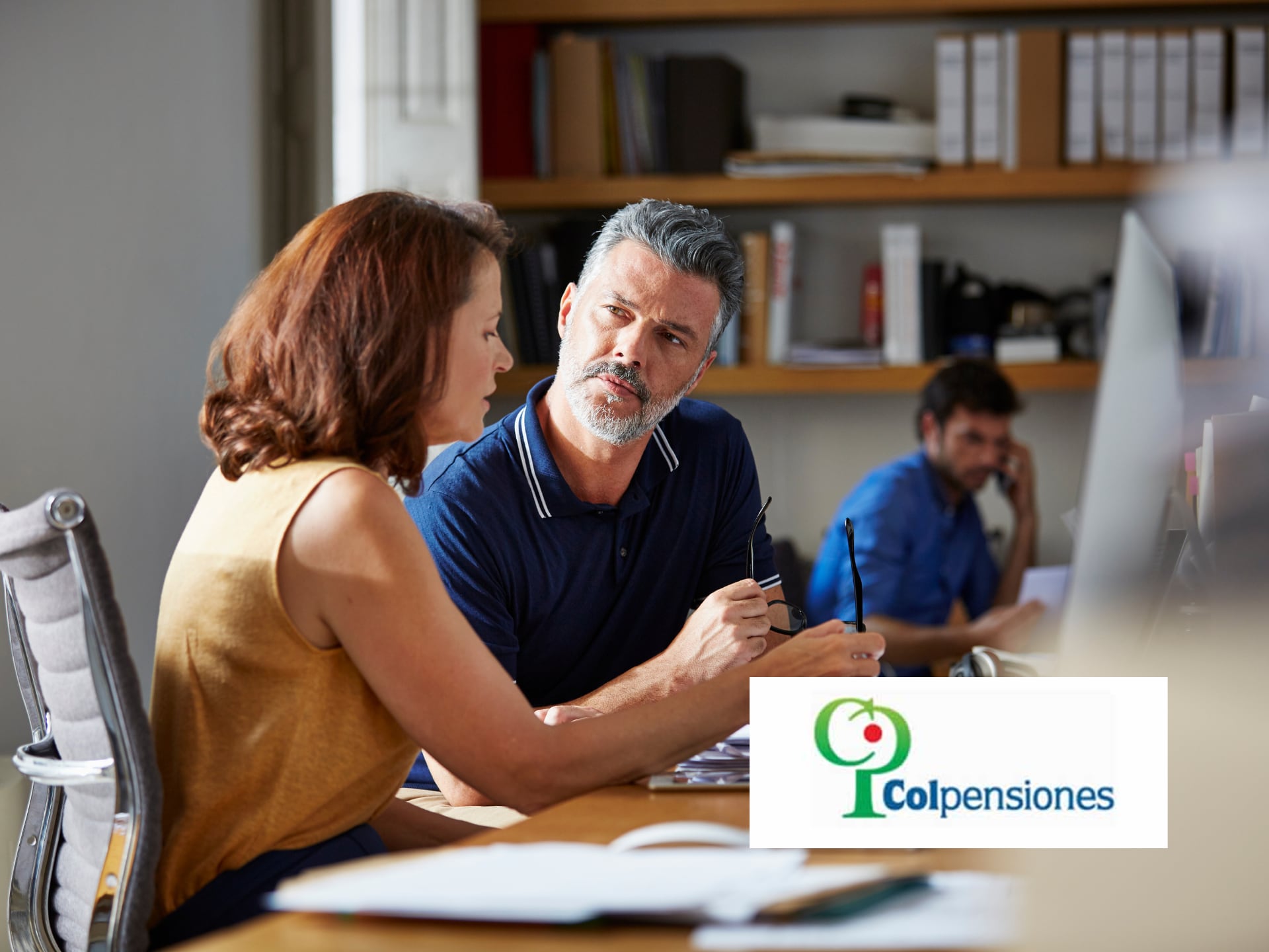 Dos personas trabajando en una empresa. Encima el logo de Colpensiones / Fotos: GettyImages y Colprensa respectivamente