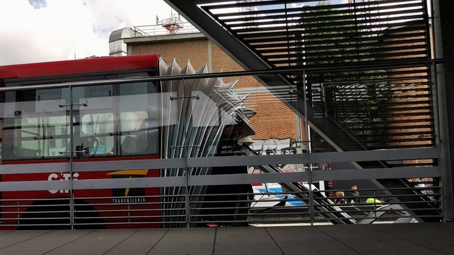 TRansmilenio se partió por la mitad tras accidente de tránsito en La Alquería. Foto: @juanbari / Twitter