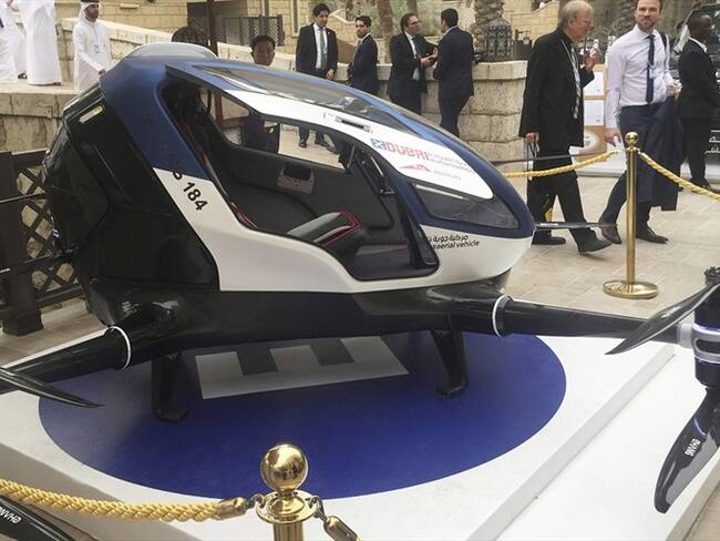 Un modelo del dron de fabricación china EHang 184 y la nueva generación de drones taxis de Dubai es exhibido en el segundo día de la Cumbre Mundial de Gobiernos en Dubai, Emiratos Árabes Unidos, el lu. Foto: Associated Press - AP