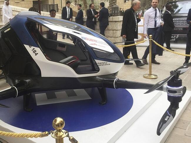 Un modelo del dron de fabricación china EHang 184 y la nueva generación de drones taxis de Dubai es exhibido en el segundo día de la Cumbre Mundial de Gobiernos en Dubai, Emiratos Árabes Unidos, el lu. Foto: Associated Press - AP