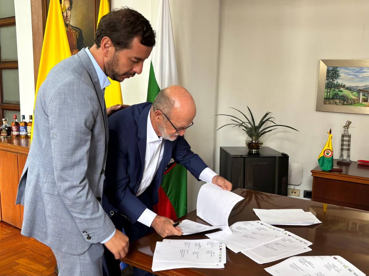 Se firmó el convenio de subterranización de las líneas eléctricas que cruza la pista de Aerocafé