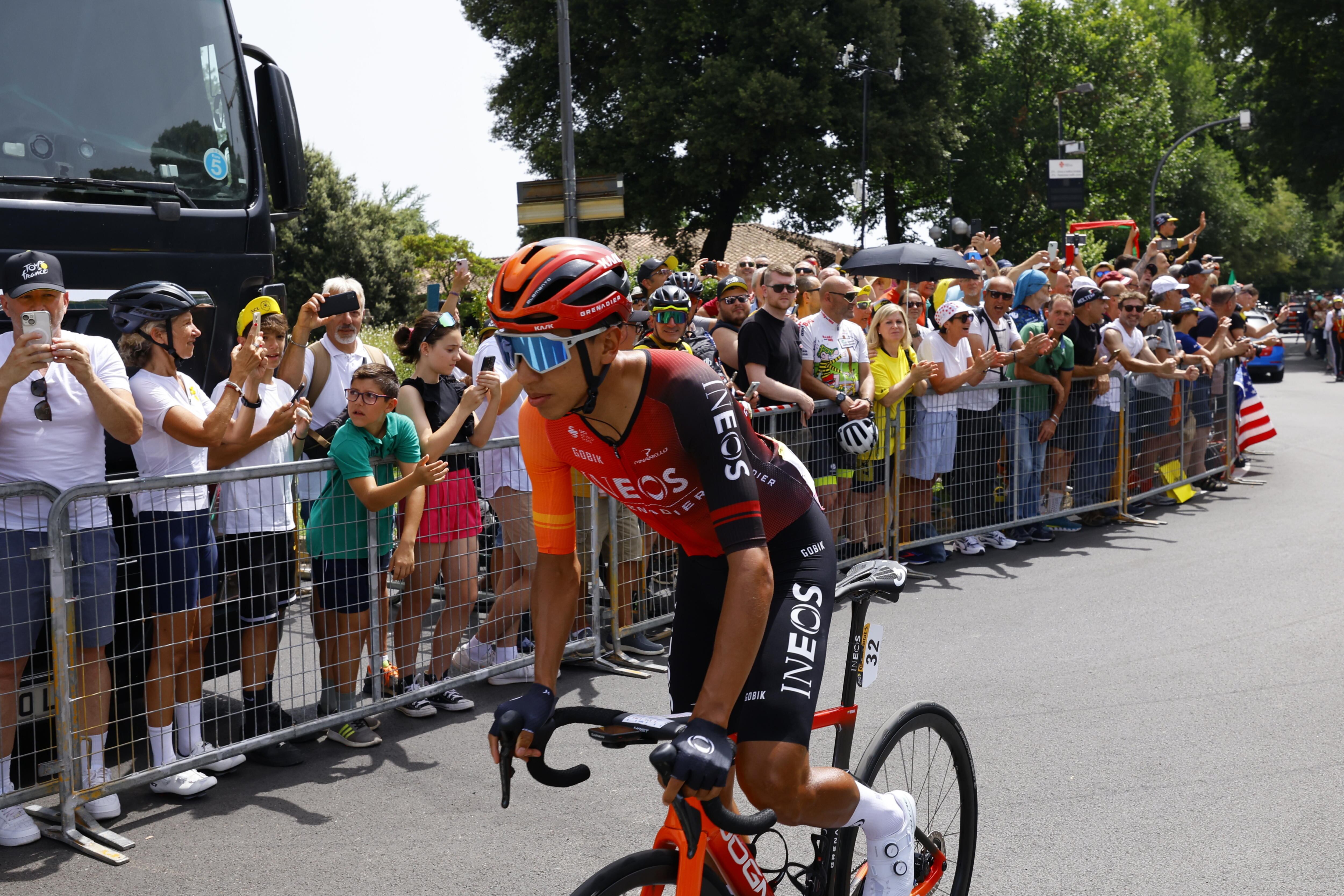 Florence (Italy), 29/06/2024.- Colombian rider Egan Bernal of INEOS Grenadiers gets ready before the start of the first stage of the 2024 Tour de France cycling race over 206km from Florence to Rimini, Italy, 29 June 2024. (Ciclismo, Francia, Italia, Florencia) EFE/EPA/KIM LUDBROOK