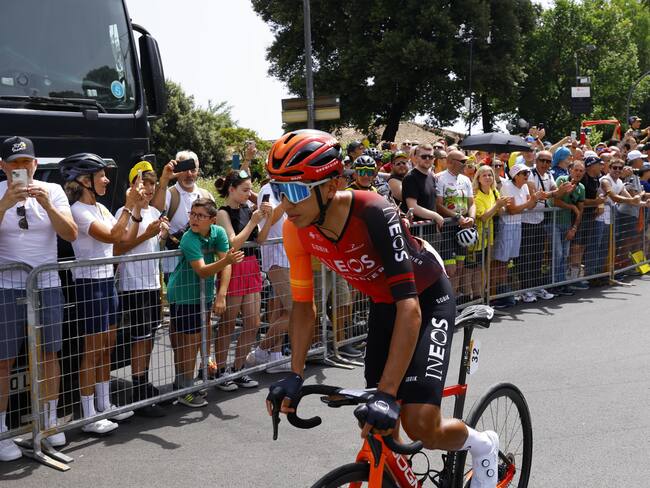 Florence (Italy), 29/06/2024.- Colombian rider Egan Bernal of INEOS Grenadiers gets ready before the start of the first stage of the 2024 Tour de France cycling race over 206km from Florence to Rimini, Italy, 29 June 2024. (Ciclismo, Francia, Italia, Florencia) EFE/EPA/KIM LUDBROOK