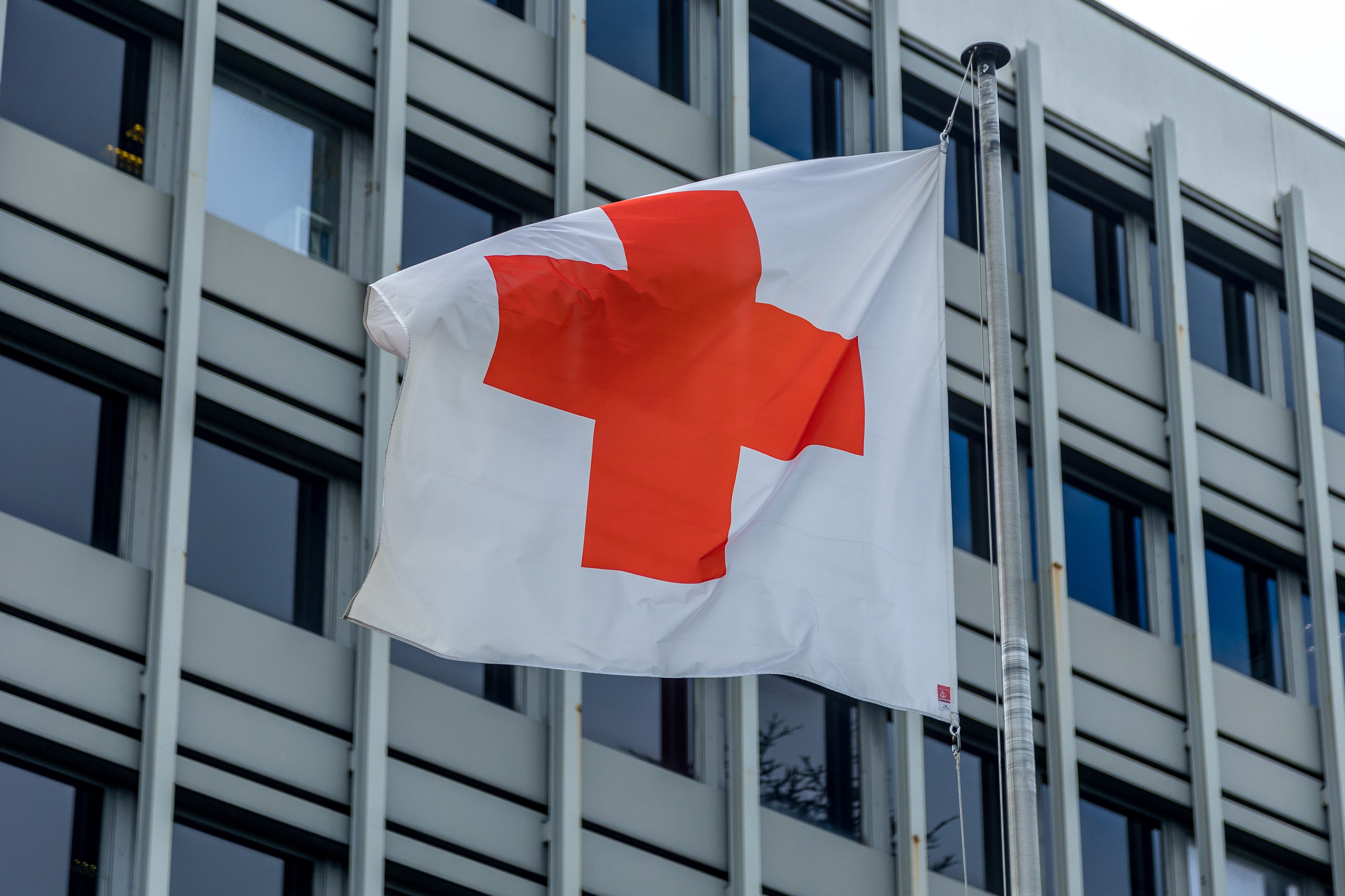 Bandera de la Cruz Roja. Foto: Omar Havana / Getty Images
