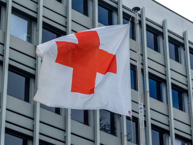 Bandera de la Cruz Roja. Foto: Omar Havana / Getty Images