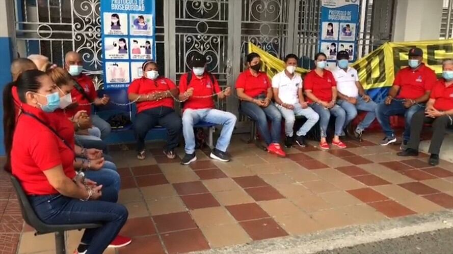 Varios trabajadores se encadenaron a la entrada del centro asistencial para exigir que les cumplan con el pago de sus salarios. Foto: Hospital de Tuluá