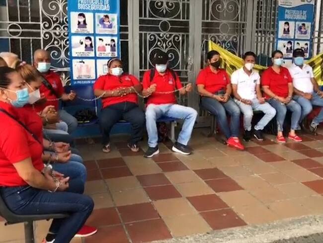 Varios trabajadores se encadenaron a la entrada del centro asistencial para exigir que les cumplan con el pago de sus salarios. Foto: Hospital de Tuluá