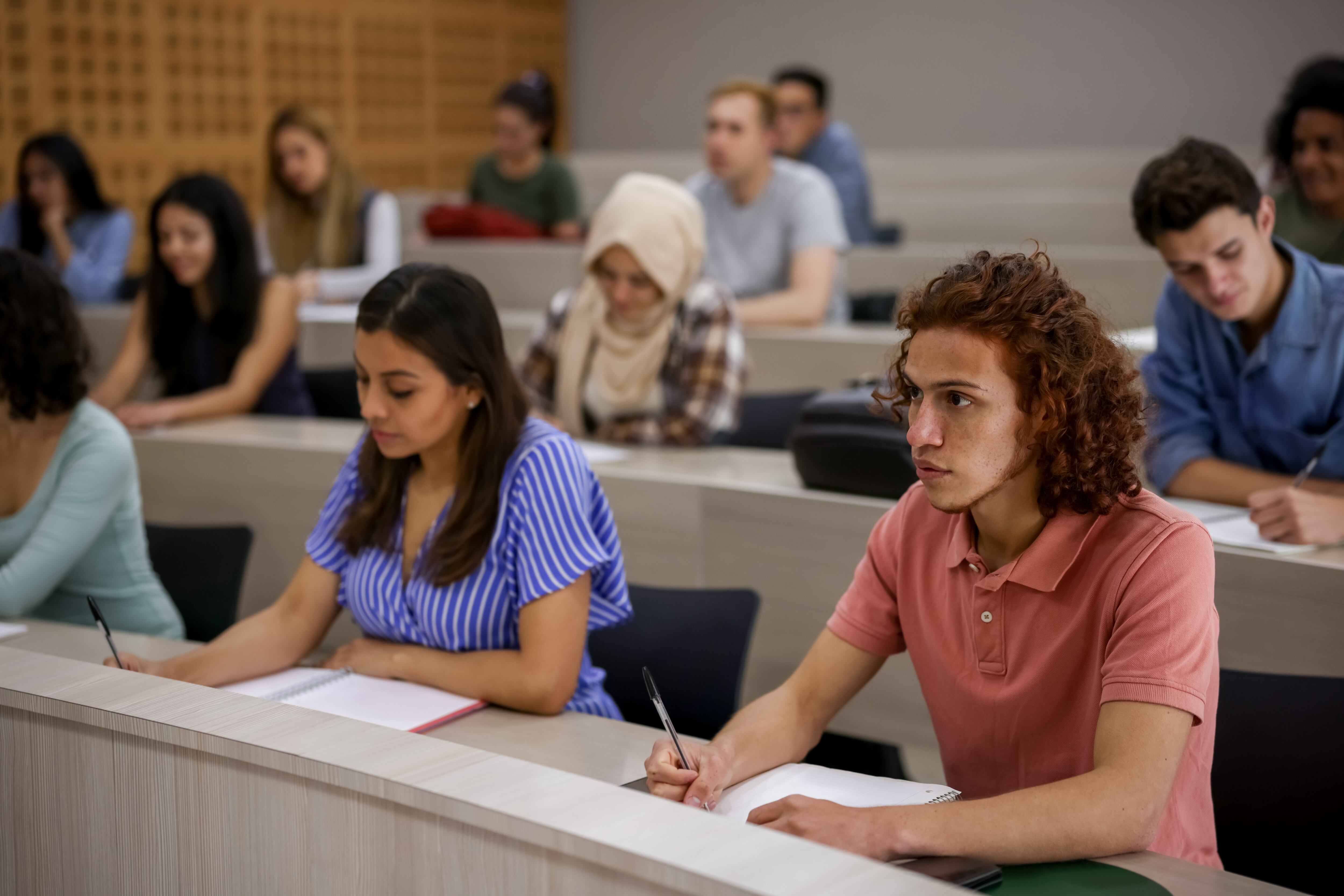 Grupo de estudiantes universitarios en clase (GettyImages)