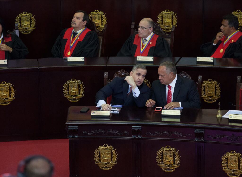 Tarek William Saab, fiscal General de Venezuela con Diosdado Cabello en la Corte Suprema de Justicia (Photo by Boris Vergara/picture alliance via Getty Images)