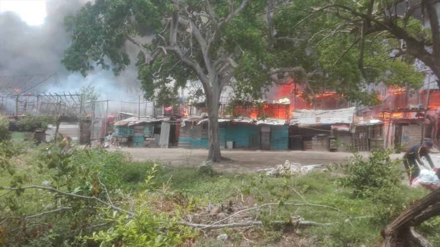 El incendio empezó al mediodía de este jueves. Foto: Cortesía