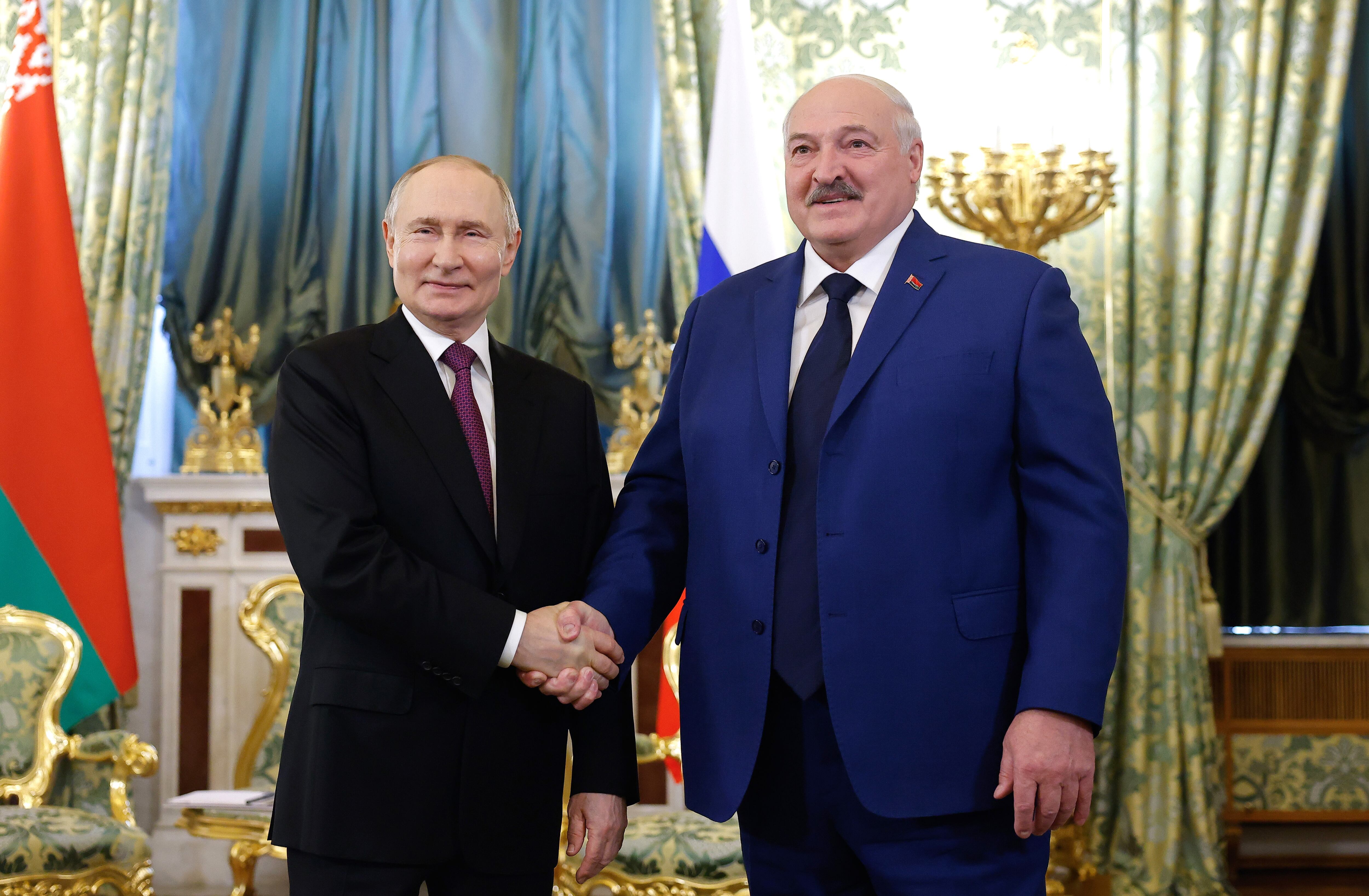 Vladimir Putin y Alexander Lukashenko en el Kremlin. FOTO: EFE/EPA/MAXIM SHEMETOV/POOL