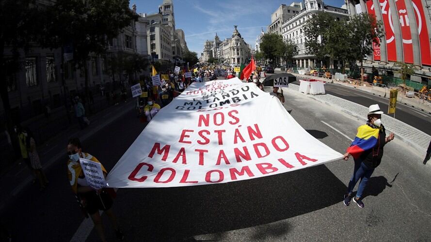 Manifestación por la visita del presidente colombiano Iván Duque con motivo de la celebración de la Feria del Libro. Foto: Agencia EFE