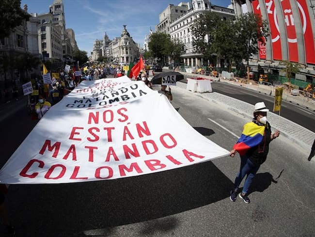 Manifestación por la visita del presidente colombiano Iván Duque con motivo de la celebración de la Feria del Libro. Foto: Agencia EFE