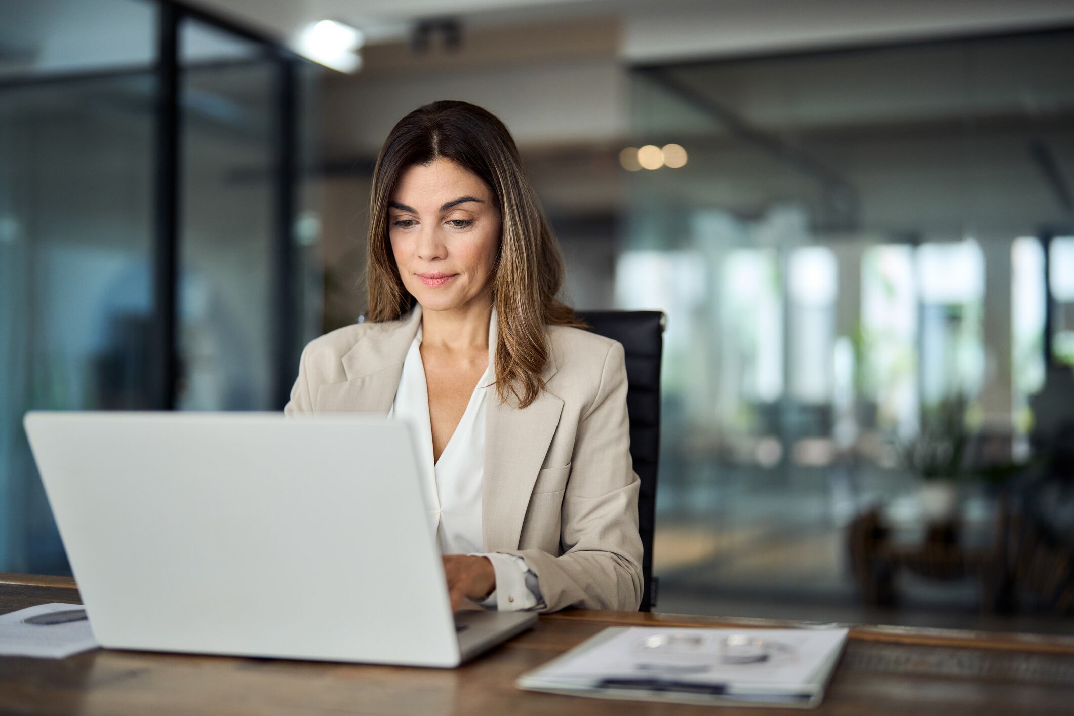 Imagen de referencia mujer aplicando a vacantes. Foto: Getty Images