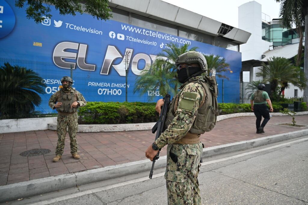 Soldados rodean el edificio de la estación de televisión TC luego de que hombres armados irrumpieran en las instalaciones de la estación durante una transmisión en vivo.  Foto: Stringer/dpa (Foto de Stringer/picture Alliance vía Getty Images)