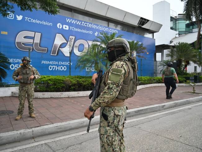 Soldados rodean el edificio de la estación de televisión TC luego de que hombres armados irrumpieran en las instalaciones de la estación durante una transmisión en vivo. Foto: Stringer/dpa (Foto de Stringer/picture Alliance vía Getty Images)