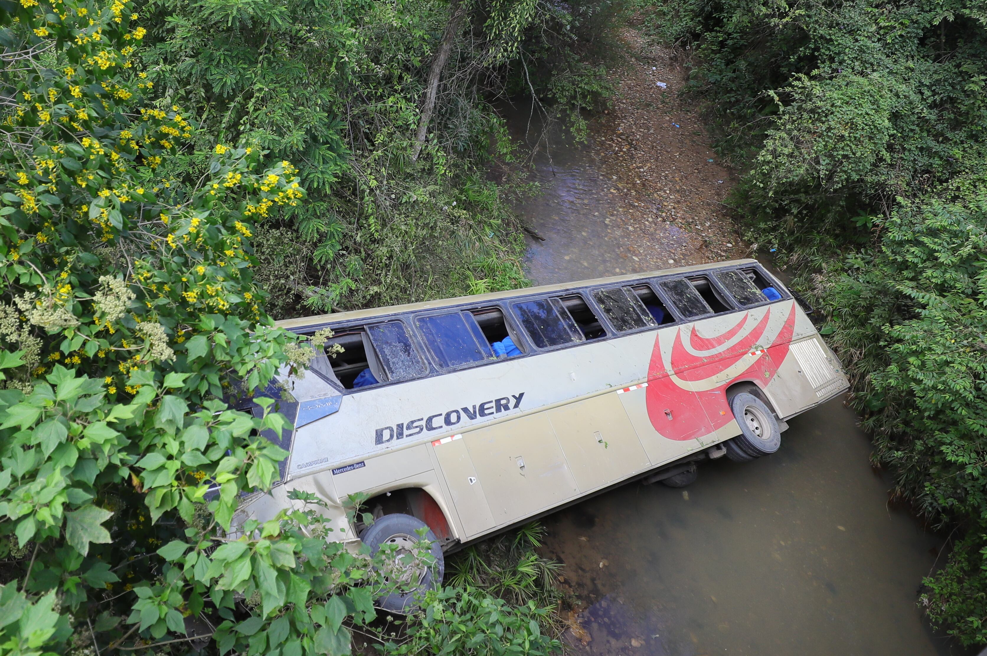 . TALANGA (HONDURAS), 05/12/2023.- Fotografía que muestra el autobús que se salió de la vía y cayó por un puente hoy en Talanga (Honduras). Al menos trece personas murieron y 30 resultaron heridas este martes en Honduras al precipitarse por un puente el autobús en el que viajaban, informaron fuentes oficiales. EFE/Gustavo Amador