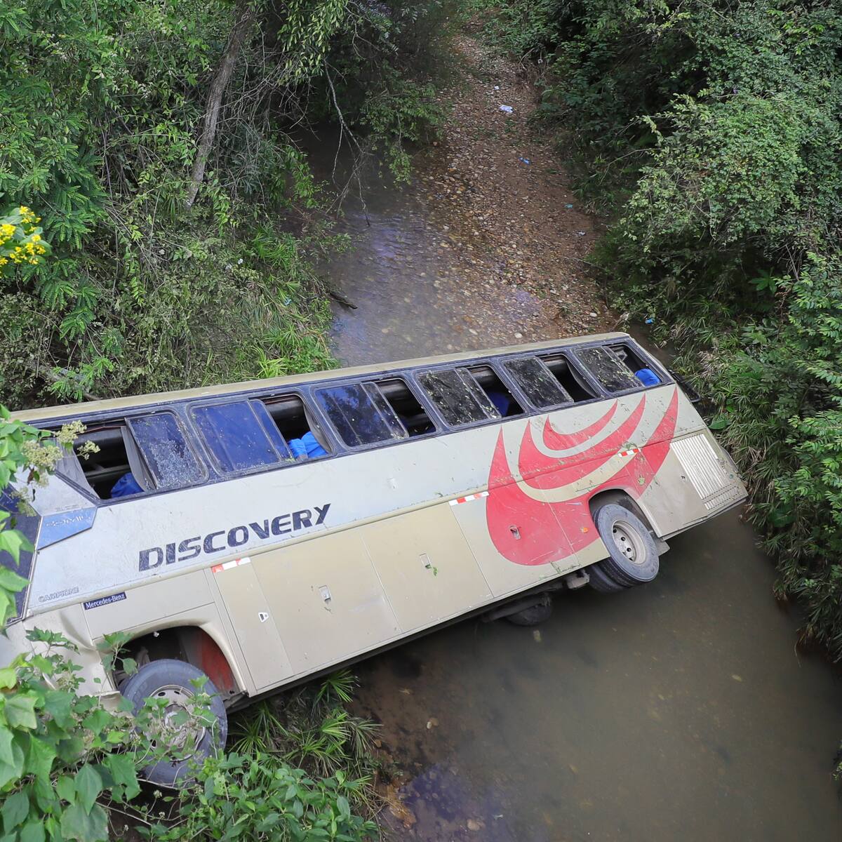 Al menos 13 muertos y unos 30 heridos al volcar autobús en Honduras