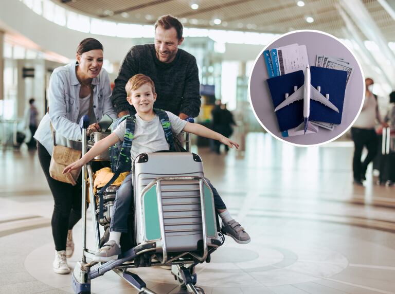 Familia en el aeropuerto, lista para montar el avión / Tiquetes aéreos (Getty Images)