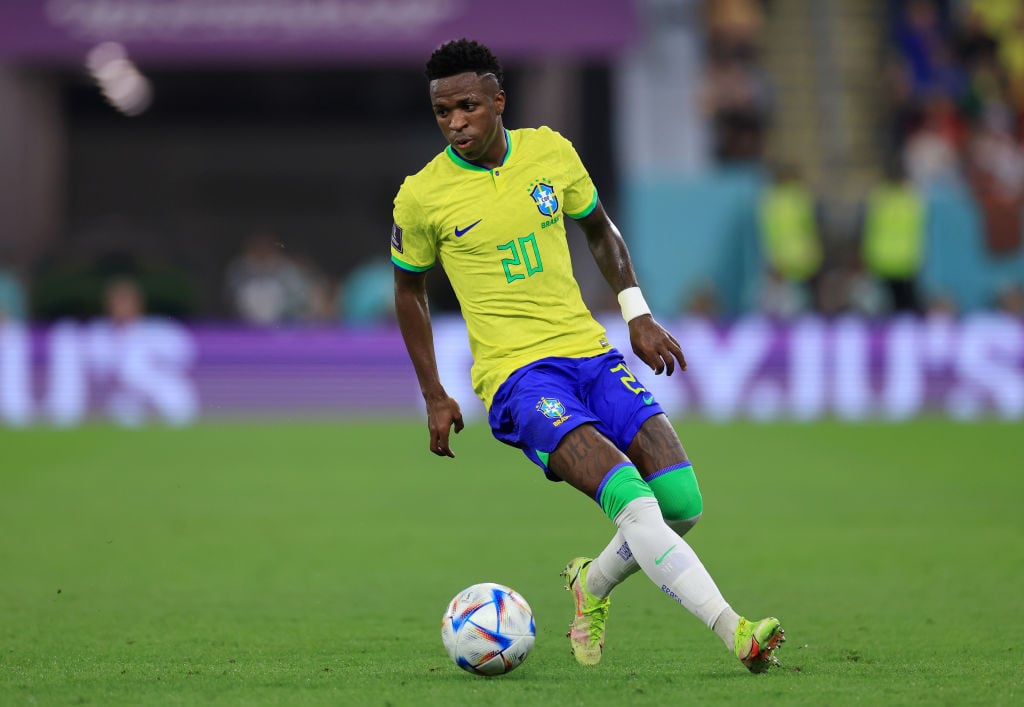 Vinicius Jr, futbolista de Brasil y Real Madrid disputando el Mundial de Qatar 2022. Foto: Buda Mendes/Getty Images