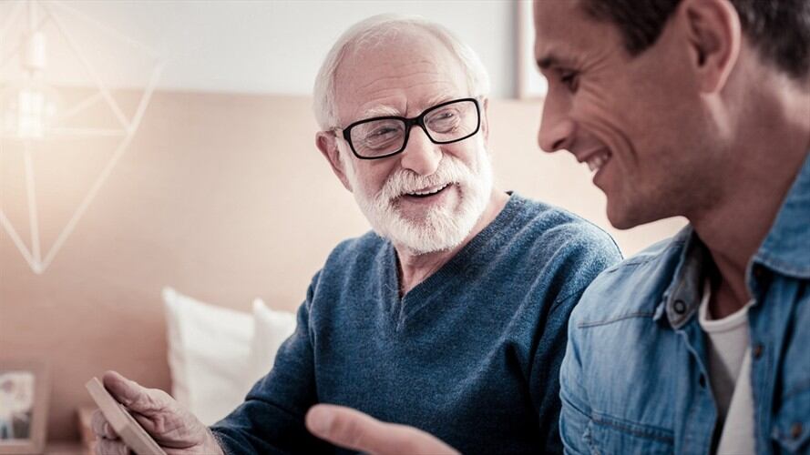 Imagen de referencia de un padre con su hijo. Foto: Getty Images /  Zinkevych