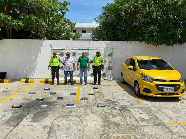 Los hombres llevaban 16 kilos de droga en un taxi. Foto: Policía Metropolitana de Barranquilla.