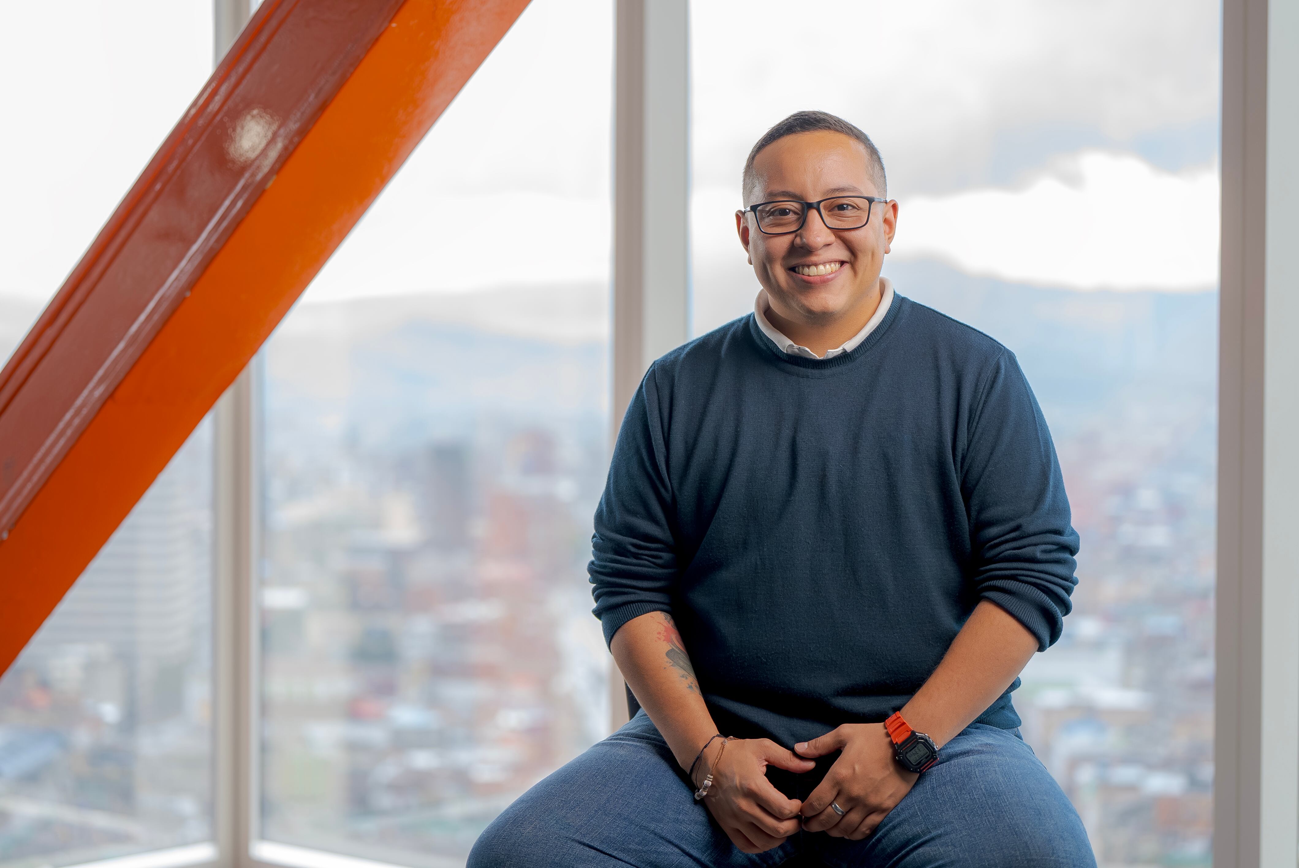 José Daniel Monsalve inició su tránsito como hombre trans cuando llevaba 2 años trabajando en Bancolombia, organización que le ha prestado apoyo jurídico y psicológico en el proceso. | Foto: W Radio