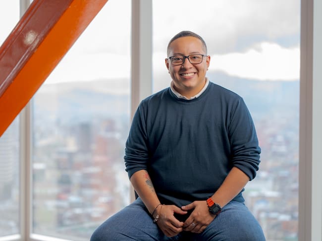 José Daniel Monsalve inició su tránsito como hombre trans cuando llevaba 2 años trabajando en Bancolombia, organización que le ha prestado apoyo jurídico y psicológico en el proceso. | Foto: W Radio