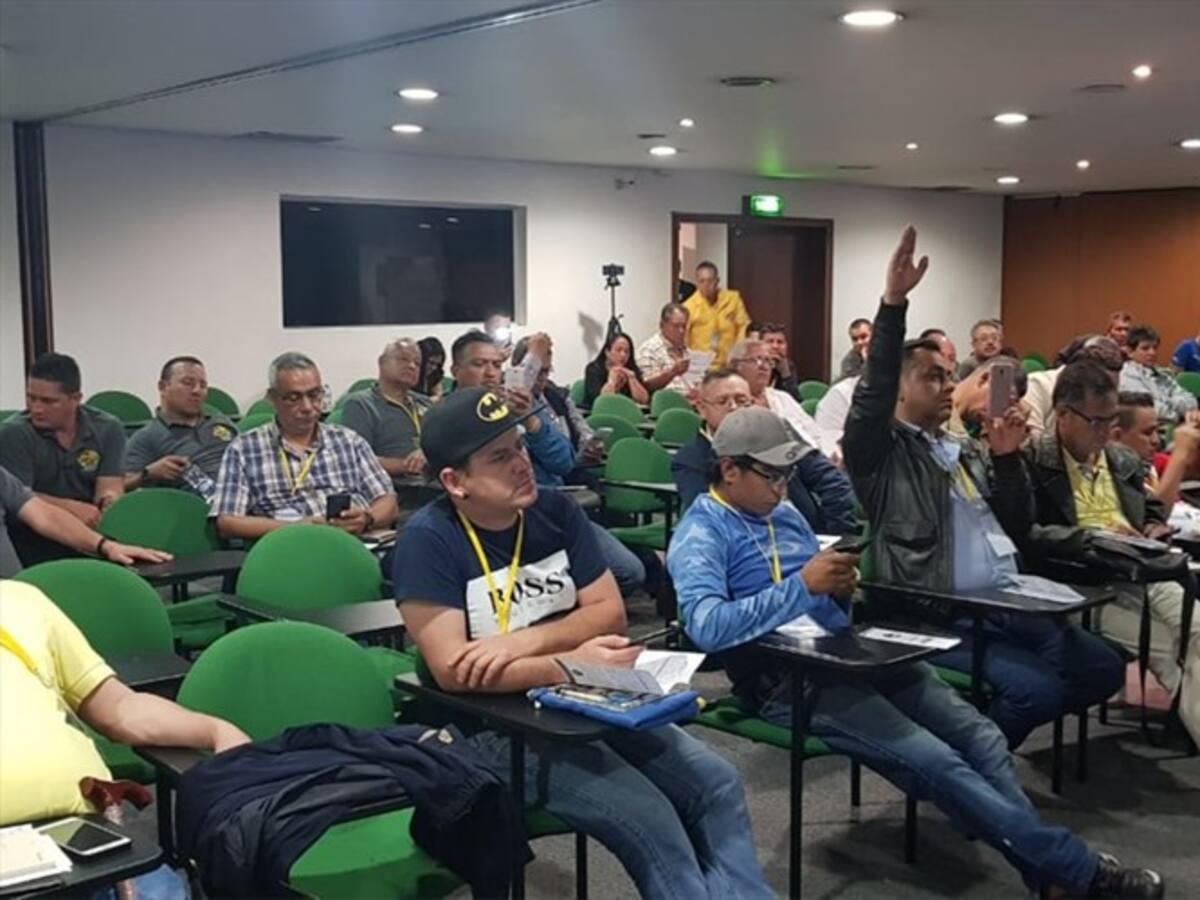 Gremio sindical de los taxistas anuncian desmonte de los radios sí Sayco y Acinpro cobra