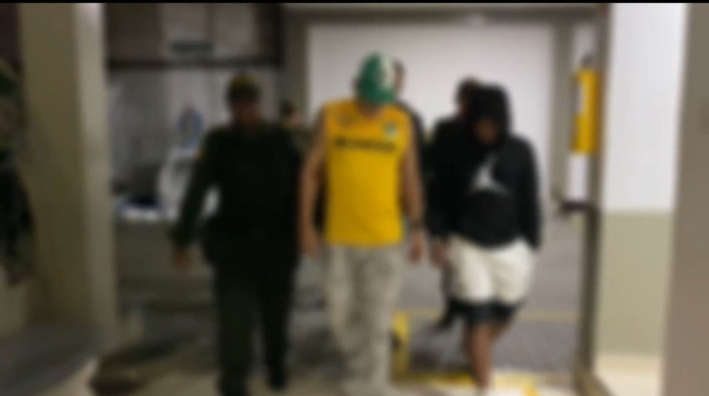 A los capturados les incautaron 7 armas de fuego, una de ellas con capacidad para perforar el blindaje. Foto: Policía.