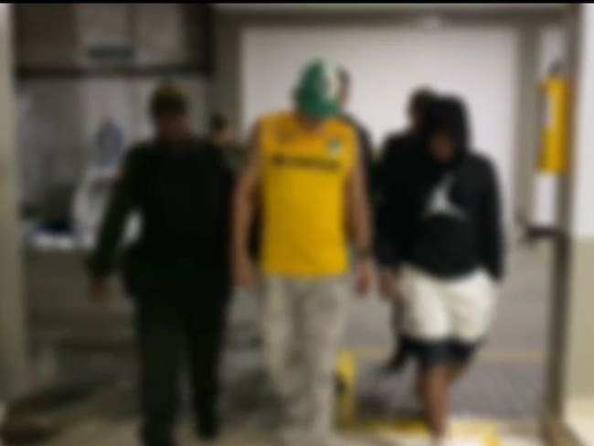 A los capturados les incautaron 7 armas de fuego, una de ellas con capacidad para perforar el blindaje. Foto: Policía.