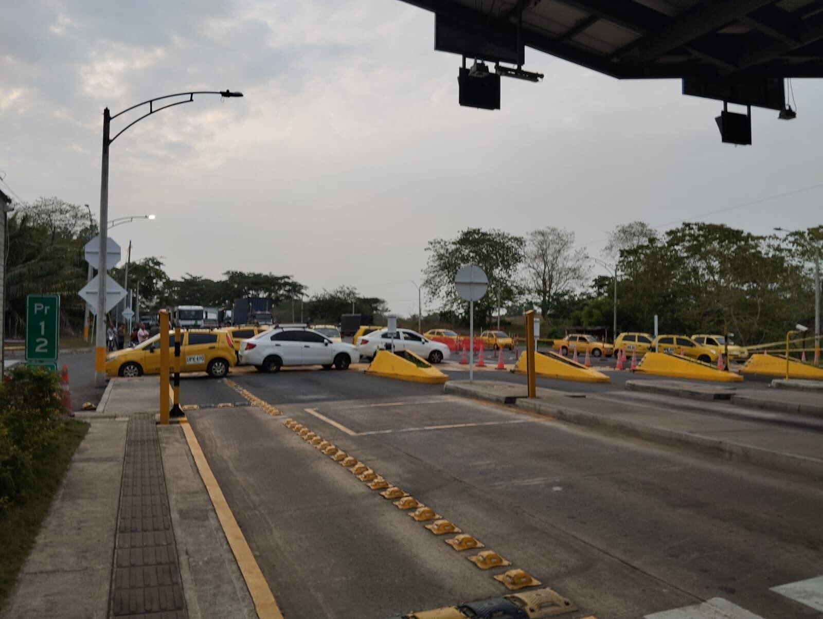 Taxistas bloquean vía que conecta a Córdoba con Antioquia: exigen tarifas diferenciales. Foto: cortesía.