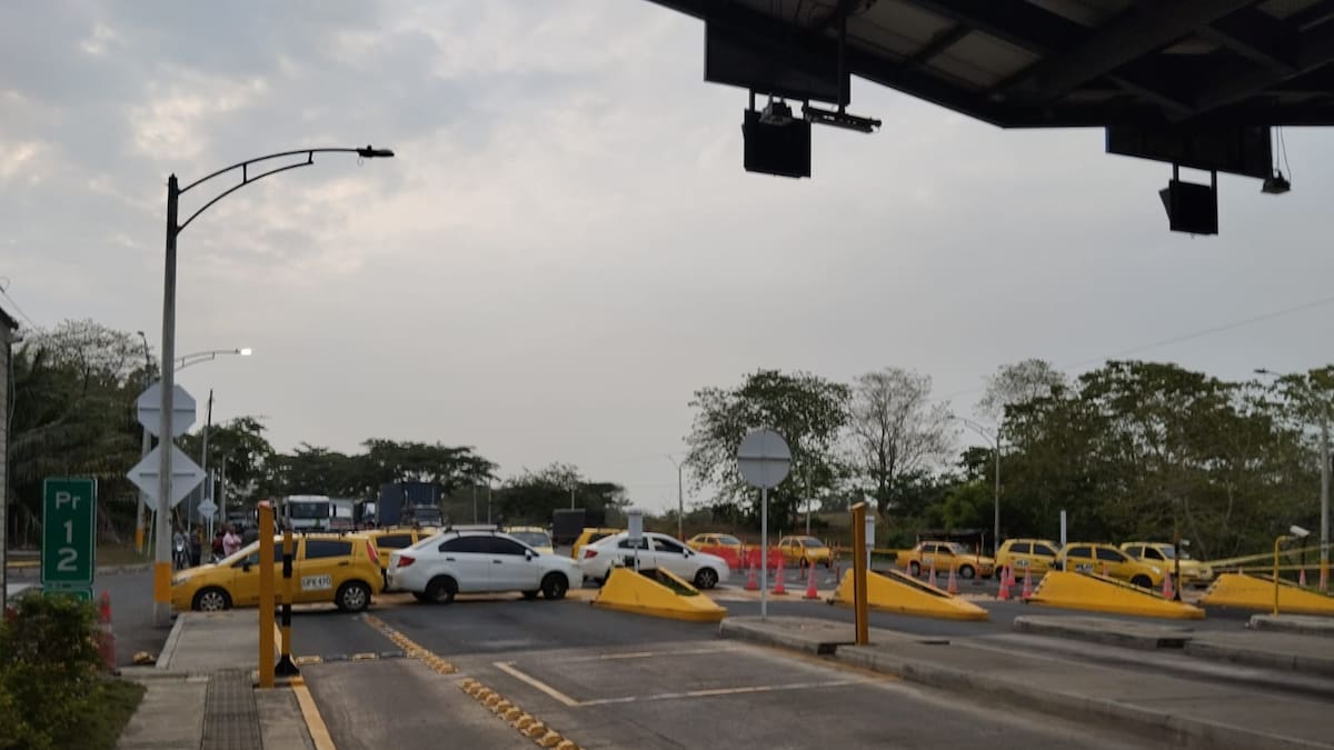 Taxistas bloquearon vía que conecta a Córdoba con Antioquia: exigen tarifas diferenciales