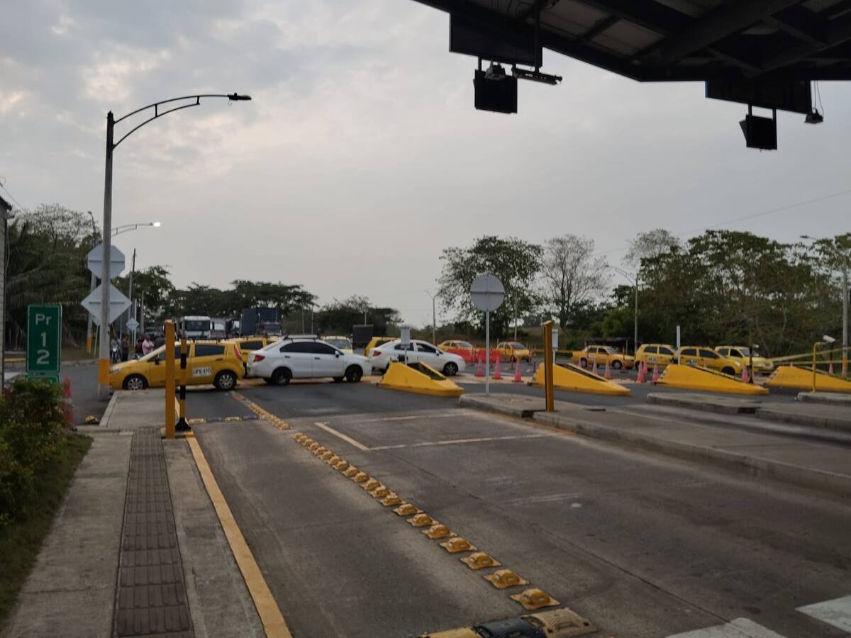 Taxistas bloquearon vía que conecta a Córdoba con Antioquia: exigen tarifas diferenciales