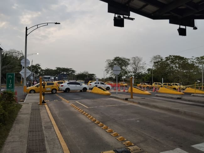 Taxistas bloquean vía que conecta a Córdoba con Antioquia: exigen tarifas diferenciales. Foto: cortesía.